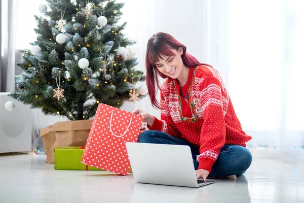 Młoda Kobieta Pomocą Laptopa Obok Drzewa Xmas Świąteczne Zakupy Online — Zdjęcie stockowe