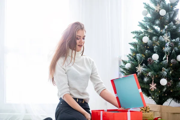 Surprised Woman Front Xmas Tree Opening Christmas Gifts — Stock Photo, Image