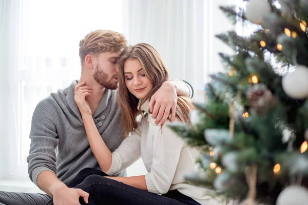 Pareja Feliz Enamorada Celebrando Navidad Juntos Casa Junto Árbol Navidad —  Fotos de Stock