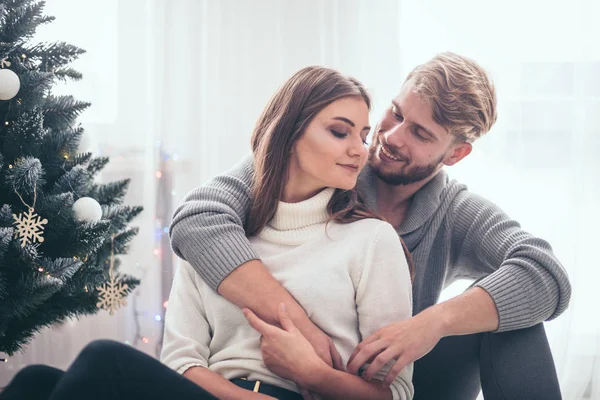 Paar Vieren Kerstmis Samen Zittend Vloer Naast Kerstboom — Stockfoto