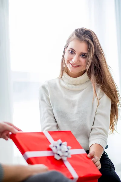 Mujer Alegre Con Regalo Navidad —  Fotos de Stock