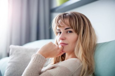 Kadın ev derin düşünme ve planlama, kameraya bakarak düşüncelerinde