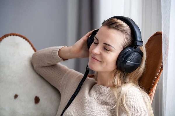 Jonge Vrouw Die Koptelefoon Luisteren Naar Muziek Ontspannen Thuis — Stockfoto