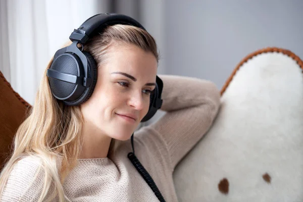 Jeune Femme Portant Casque Écoutant Musique Relaxant Maison — Photo