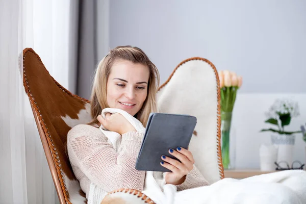 Junge Frau Liest Ebook Mit Digitalem Lesegerät Während Sie Hause — Stockfoto