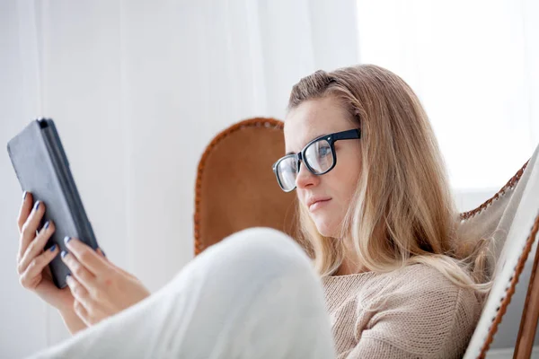 Mladá Žena Brýlích Čtení Ebook Čtečky Digitálních Zatímco Sedí Pohodlné — Stock fotografie