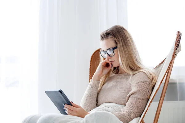 Mladá Žena Brýlích Čtení Ebook Čtečky Digitálních Zatímco Sedí Pohodlné — Stock fotografie