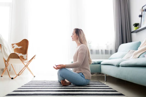 Pratik Yoga Meditasyon Oturma Odasında Evde Katta Oturan Genç Casual — Stok fotoğraf