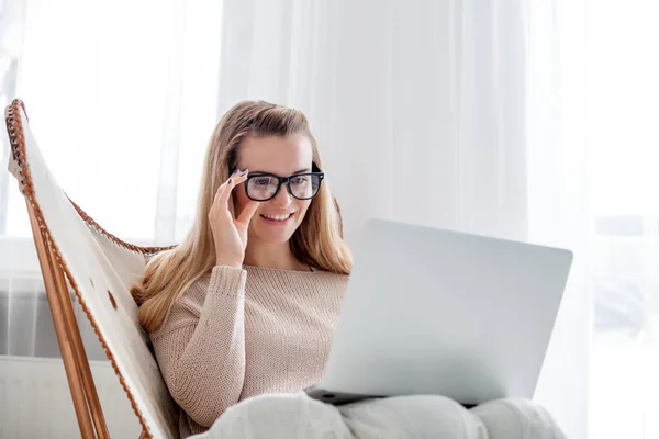 Kvinna Sitter Mysig Fåtölj Och Använder Laptop Arbeta Hemma Online — Stockfoto