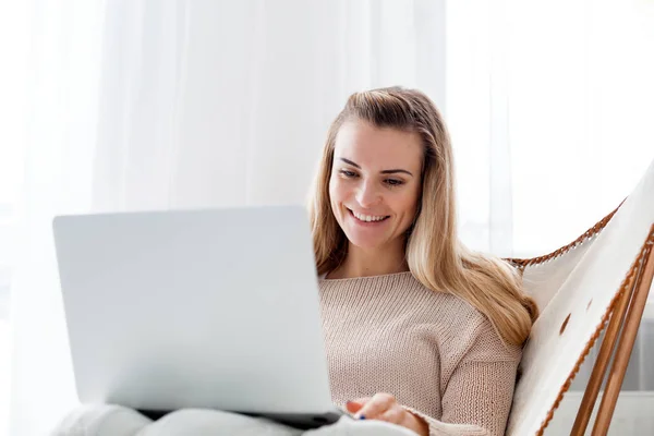Женщина Сидит Уютном Кресле Использует Ноутбук Работая Онлайн Дому — стоковое фото