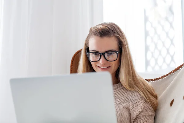 Frau Sitzt Gemütlichen Sessel Und Nutzt Laptop Arbeitet Hause Online — Stockfoto