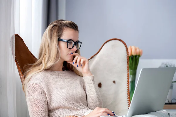 Frau Auf Dem Sofa Film Mit Digitalem Lcd Videoprojektor Heimkino — Stockfoto