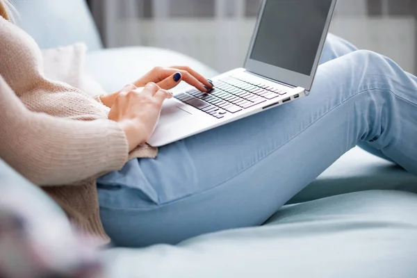 Kobieta Domu Pomocą Laptopa Siedząc Kanapie Online Praca Domu — Zdjęcie stockowe