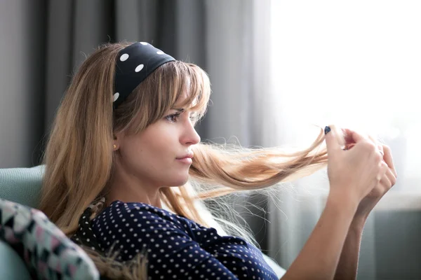 Женщина Дома Смотрит Свои Волосы Проверяет Состояние Волос — стоковое фото