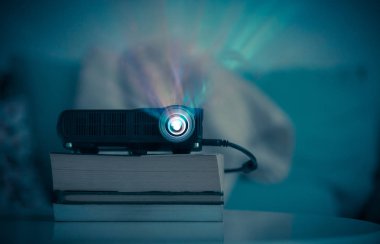 Ev Sineması film izlemek oturma odasında masada küçük Lcd video projektör