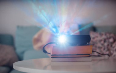 Ev Sineması film izlemek oturma odasında masada küçük Lcd video projektör