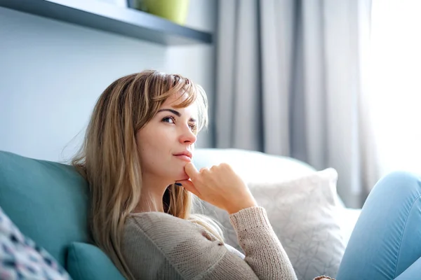 Vrouw Huis Diep Gedachten Denken Planning — Stockfoto