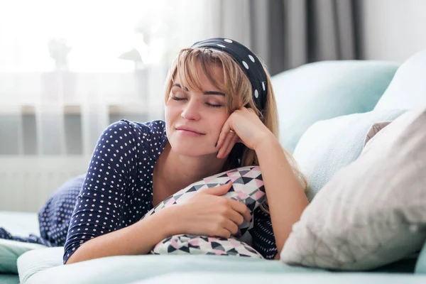 Lachende Vrouw Liggend Bank Dromen Denken Iets Thuis Casual Stijl — Stockfoto