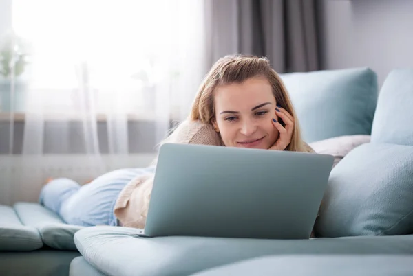 Lächelnde Frau Die Auf Laptop Bildschirm Schaut Während Sie Hause — Stockfoto