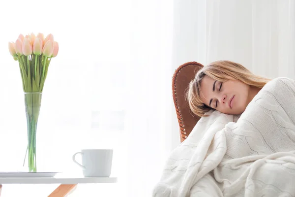 Jonge Vrouw Knuffelen Zacht Gebreid Deken Ontspannen Fauteuil Gezellig Thuis — Stockfoto