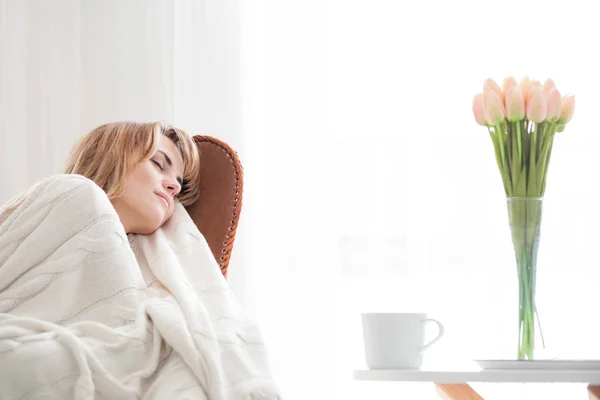 Jonge Vrouw Knuffelen Zacht Gebreid Deken Ontspannen Fauteuil Gezellig Thuis — Stockfoto