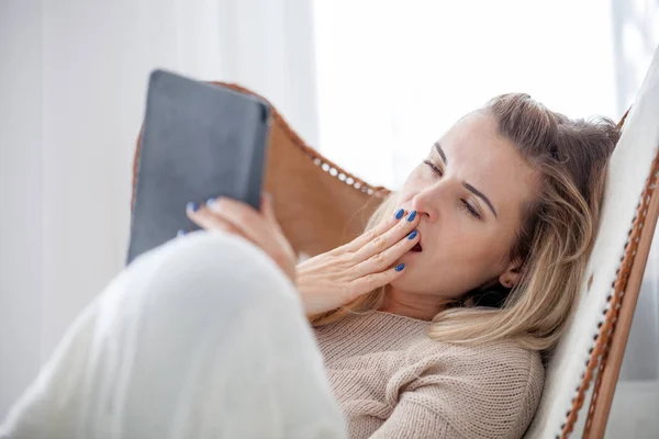 Slapende Gapende Meisje Met Digitale Ebook Reader Ontspannen Thuis Gezellige — Stockfoto