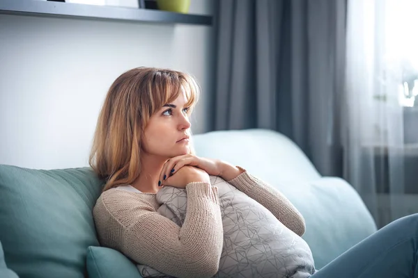 Traurige Frau Sitzt Hause Auf Sofa Und Denkt Über Wichtige — Stockfoto