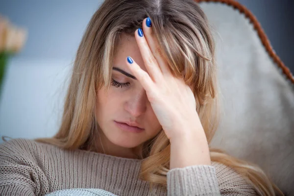 Mujer Triste Sentada Sillón Casa Pensando Algo Emociones Negativas —  Fotos de Stock
