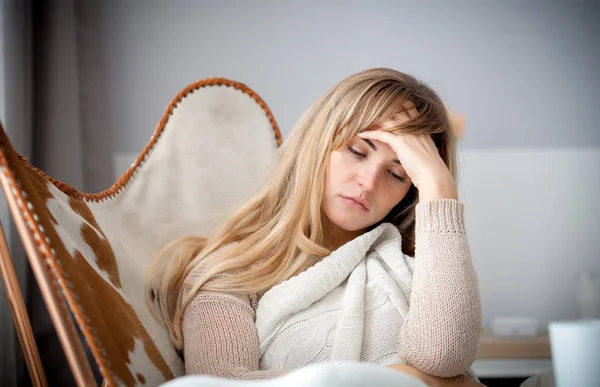 Mujer Triste Sentada Sillón Casa Pensando Algo Emociones Negativas — Foto de Stock