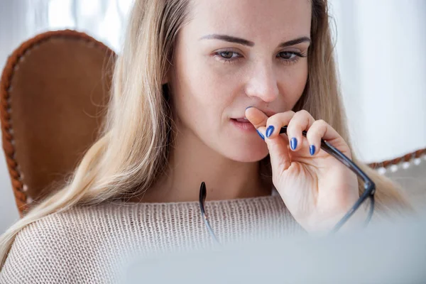 Porträt Einer Lächelnden Jungen Frau Mit Brille Und Laptop Hause — Stockfoto