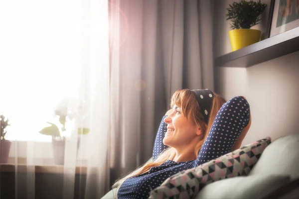 Gelukkig Jonge Vrouw Zittend Bank Thuis Ontspannen Dromen Denken Iets — Stockfoto