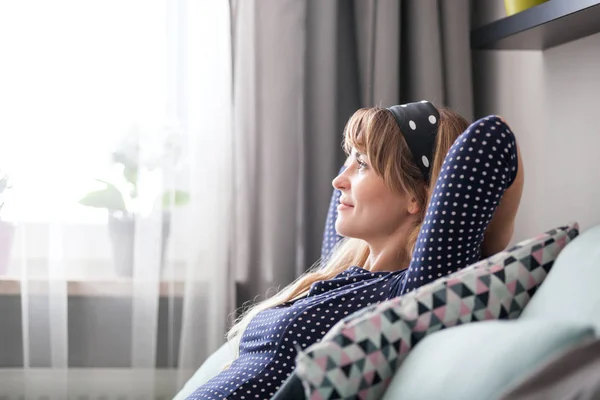 Glückliche Junge Frau Sitzt Gemütlich Hause Auf Dem Sofa Träumt — Stockfoto