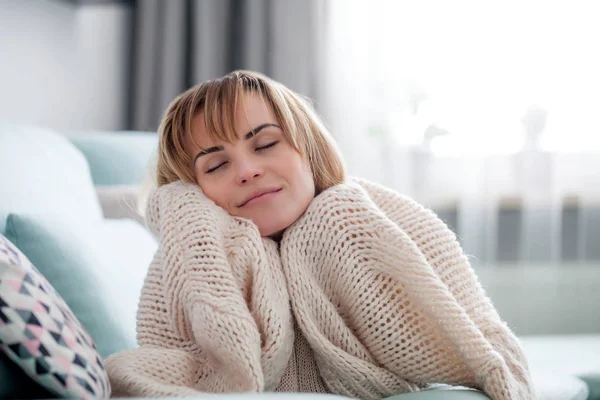 Wanita Muda Yang Bahagia Memeluk Sweater Rajutan Lembut Bersantai Sofa — Stok Foto