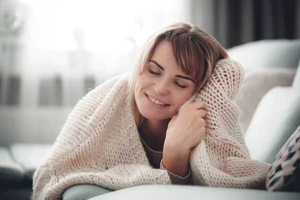 Jovem Feliz Abraçando Suéter Malha Macia Relaxando Sofá Casa — Fotografia de Stock