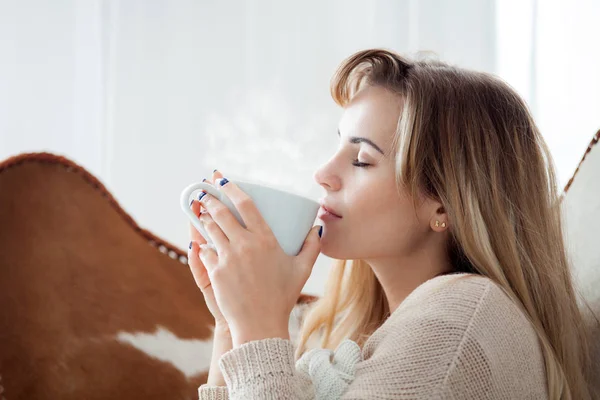 Mulher Feliz Sentado Poltrona Relaxante Casa Com Xícara Chá Quente — Fotografia de Stock