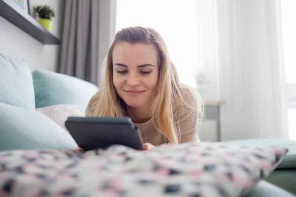 Mujer Feliz Leyendo Ebook Lector Digital Mientras Que Miente Sofá —  Fotos de Stock