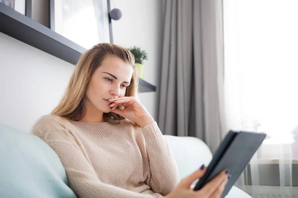 Boldog Asszony Ebook Digitális Olvasó Olvasó Fekve Kényelmes Kanapén Otthon — Stock Fotó