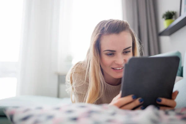 Mujer Feliz Leyendo Ebook Lector Digital Mientras Que Miente Sofá —  Fotos de Stock