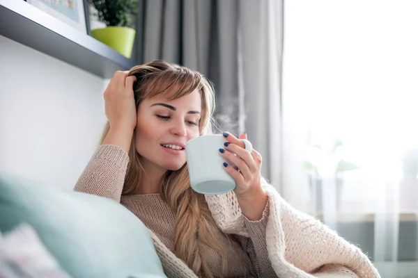 Mujer Feliz Suéter Suave Relajándose Casa Con Una Taza Caliente — Foto de Stock