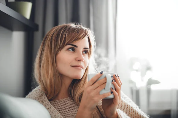 Mulher Feliz Suéter Macio Relaxante Casa Com Xícara Chá Quente — Fotografia de Stock