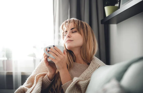 Mujer Feliz Suéter Suave Relajándose Casa Con Una Taza Caliente — Foto de Stock