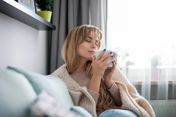 Glückliche Frau Weichem Pullover Die Sich Hause Mit Heißem Tee — Stockfoto