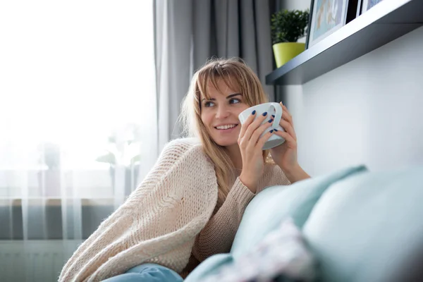 Mulher Feliz Suéter Macio Relaxante Casa Com Xícara Chá Quente — Fotografia de Stock