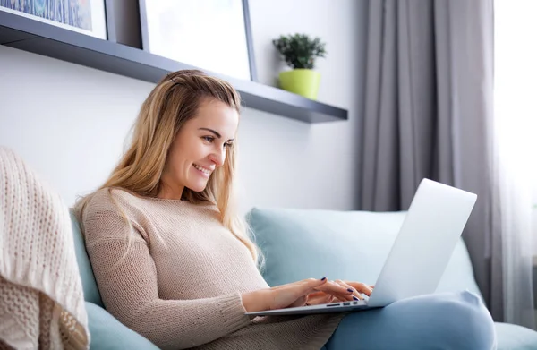 Mujer Feliz Casa Con Ordenador Portátil Sentado Sofá Línea Trabajo —  Fotos de Stock