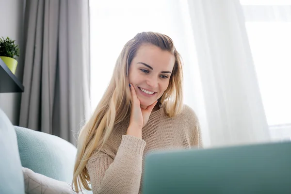 Mujer Feliz Casa Con Ordenador Portátil Sentado Sofá Línea Trabajo —  Fotos de Stock