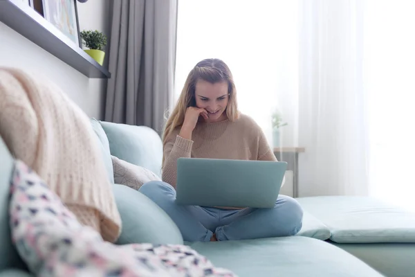 Mujer Feliz Casa Con Ordenador Portátil Sentado Sofá Línea Trabajo —  Fotos de Stock