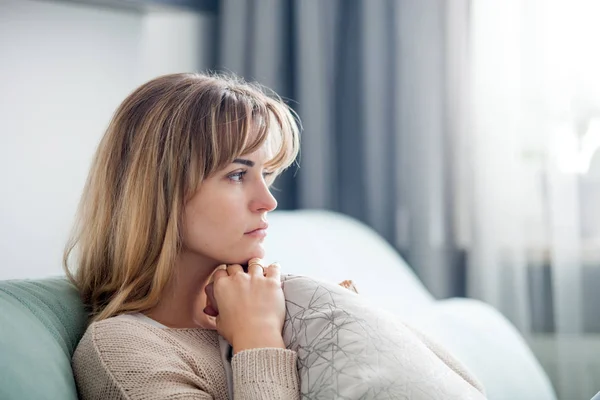 Mujer Deprimida Sentada Sofá Casa Pensando Cosas Importantes — Foto de Stock