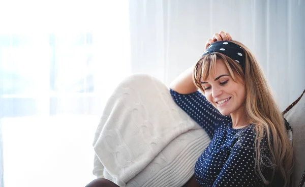 Jovem Sorridente Alegre Sentada Poltrona Casa Emoções Positivas — Fotografia de Stock