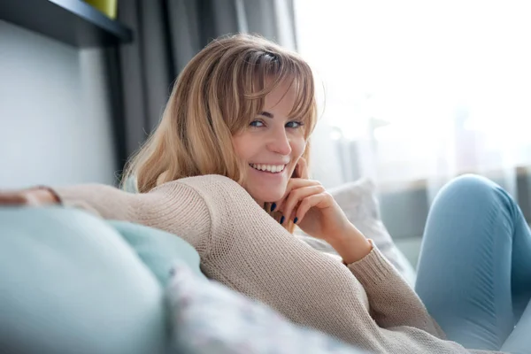 Fröhlich Lächelnde Frau Die Hause Auf Dem Sofa Sitzt Und — Stockfoto