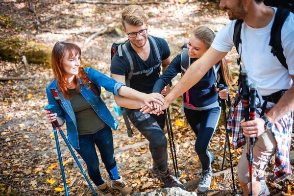 Baráti Stack Kezet Mielőtt Mászni Hegyi Nyomvonal Motiváció Alatt Trekking — Stock Fotó